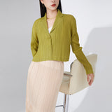 2025 Loose casual pleated suit jacket women's short autumn new solid color buckle-down long-sleeved cardigan small suit top