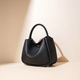 2025 Autumn and winter new niche design personalized minimalist shoulder bag versatile commuter underarm advanced sense messenger women's bag
