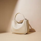 2025 Autumn and winter new niche design personalized minimalist shoulder bag versatile commuter underarm advanced sense messenger women's bag