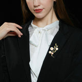 2025 New light luxury high sense niche fashion anti-light versatile corsage freshwater pearl shell daisy flower brooch