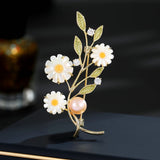 2025 New light luxury high sense niche fashion anti-light versatile corsage freshwater pearl shell daisy flower brooch