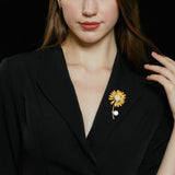 2025 Drip cardigan anti-light silk scarf buckle fixed clothes accessories high-end zircon pearl sunflower flower brooch