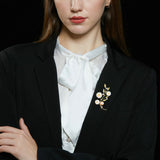 2025 New light luxury high sense niche fashion anti-light versatile corsage freshwater pearl shell daisy flower brooch